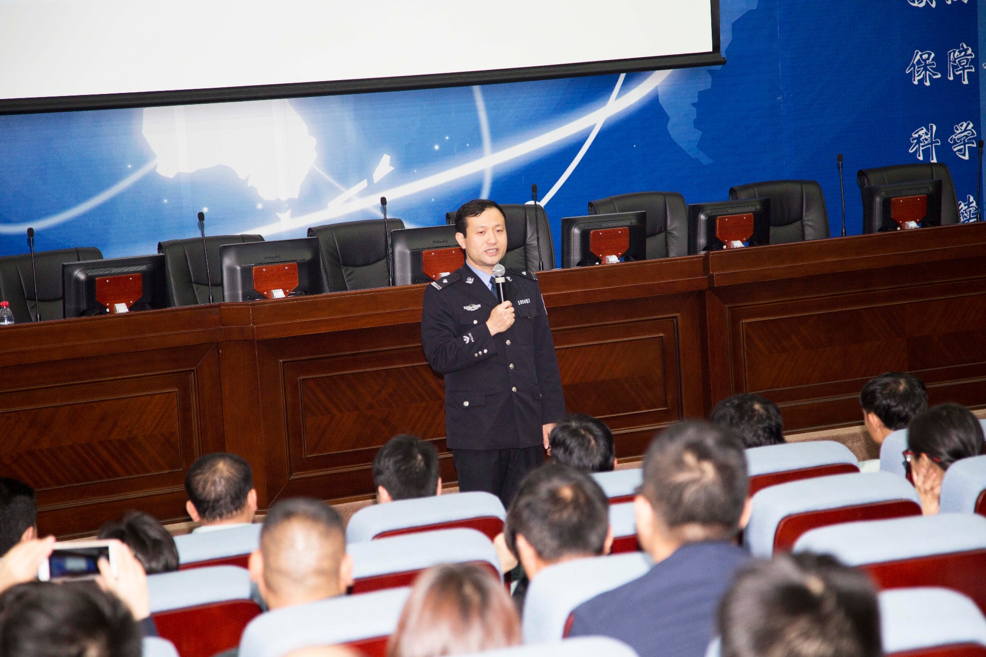 “平安南海大巡講”資深講師古Sir助力我司 “種子學(xué)員”開(kāi)課     獅山總商會(huì)組織上百企業(yè)代表“圍觀”