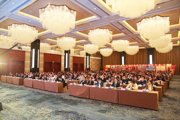 三心”凝聚文化，“三創(chuàng)”匯聚能量 ——堅(jiān)美鋁業(yè)集團(tuán)隆重召開(kāi)2017年全國(guó)經(jīng)銷(xiāo)商年會(huì)